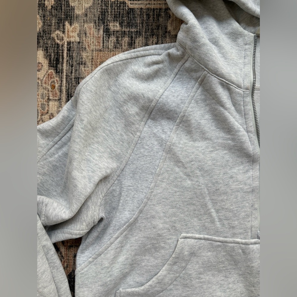 Lululemon cropped Gray Hoodie with Front Pocket - Picture 5 of 5